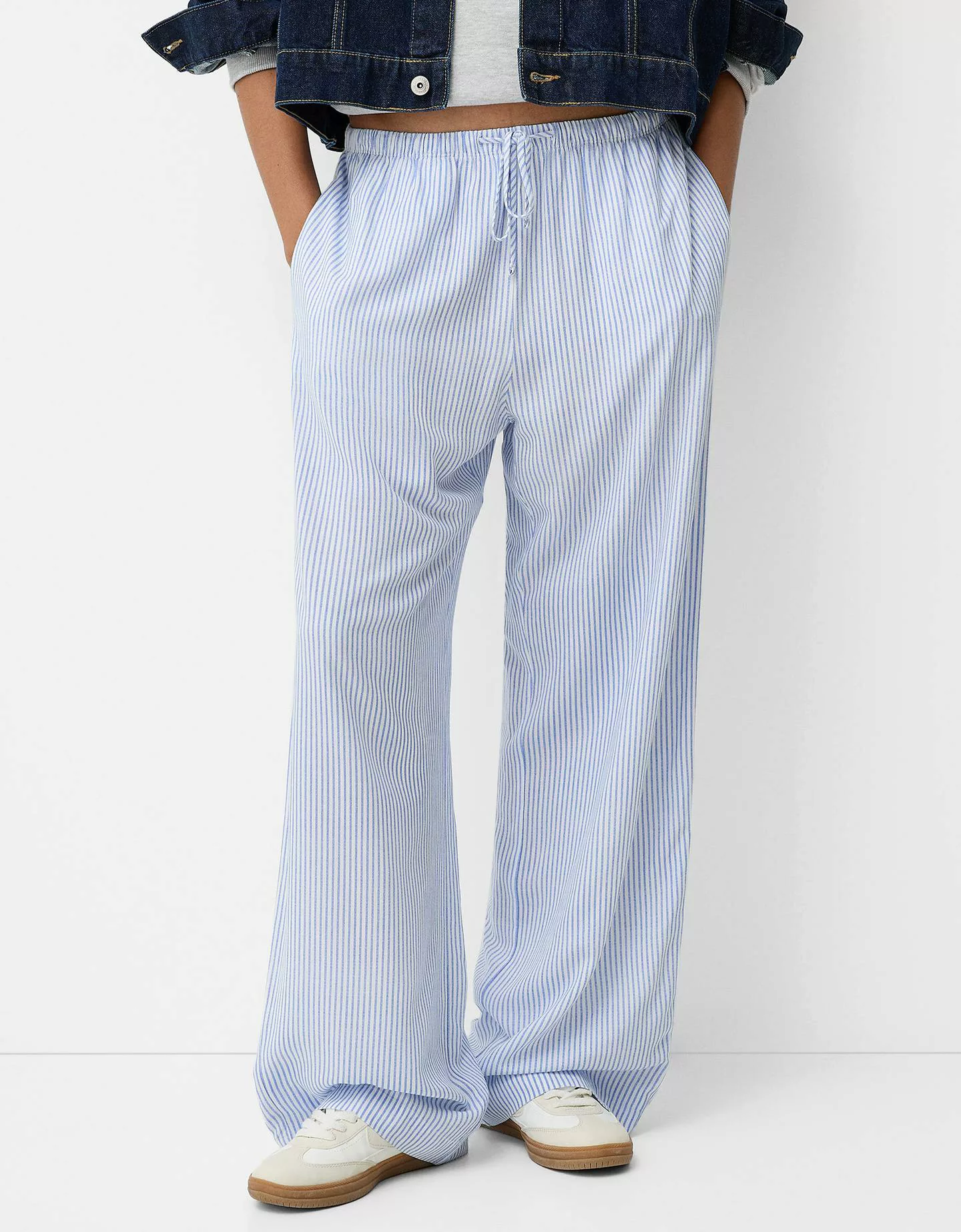 Bershka Straight-Fit Hose Mit Streifen Und Gummizugbund Damen M Hellblau günstig online kaufen