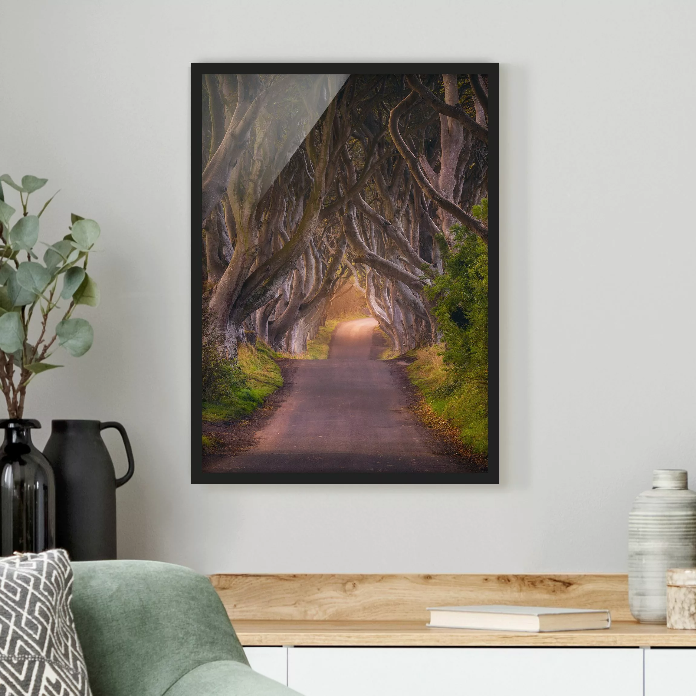 Bild mit Rahmen Natur & Landschaft - Hochformat Tunnel aus Bäumen günstig online kaufen