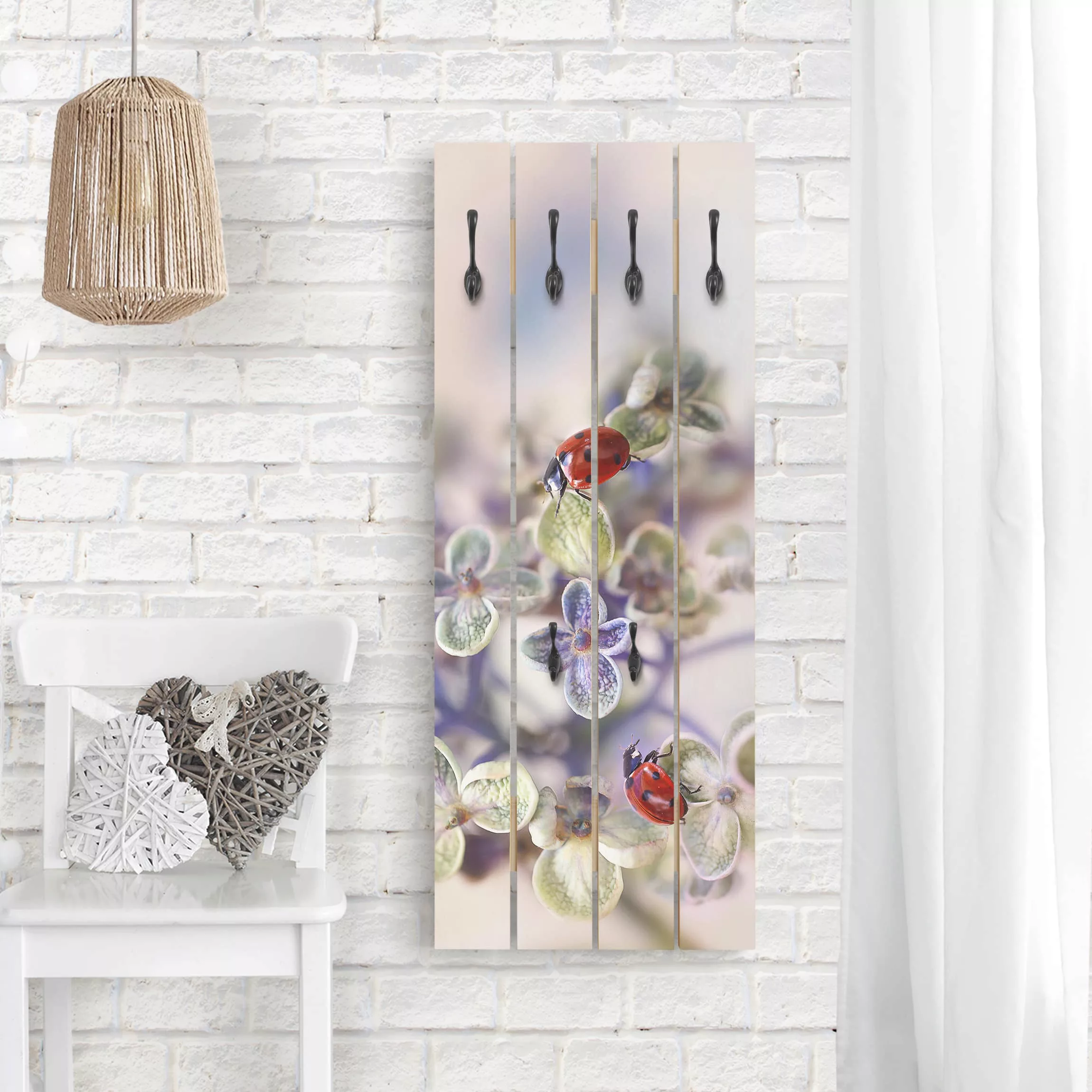 Wandgarderobe Holzpalette Blumen Marienkäfer im Garten günstig online kaufen