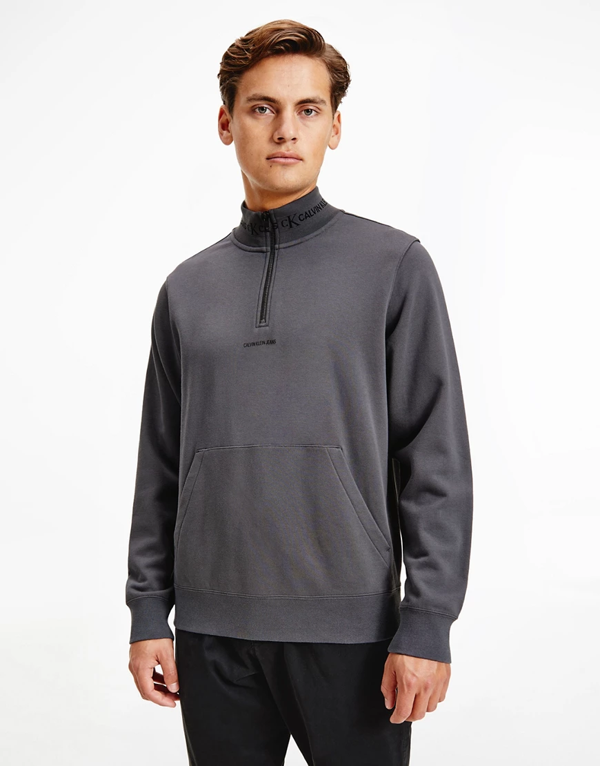 Calvin Klein Jeans – Sweatshirt in Grau mit Jacquard-Logo am Halsausschnitt günstig online kaufen