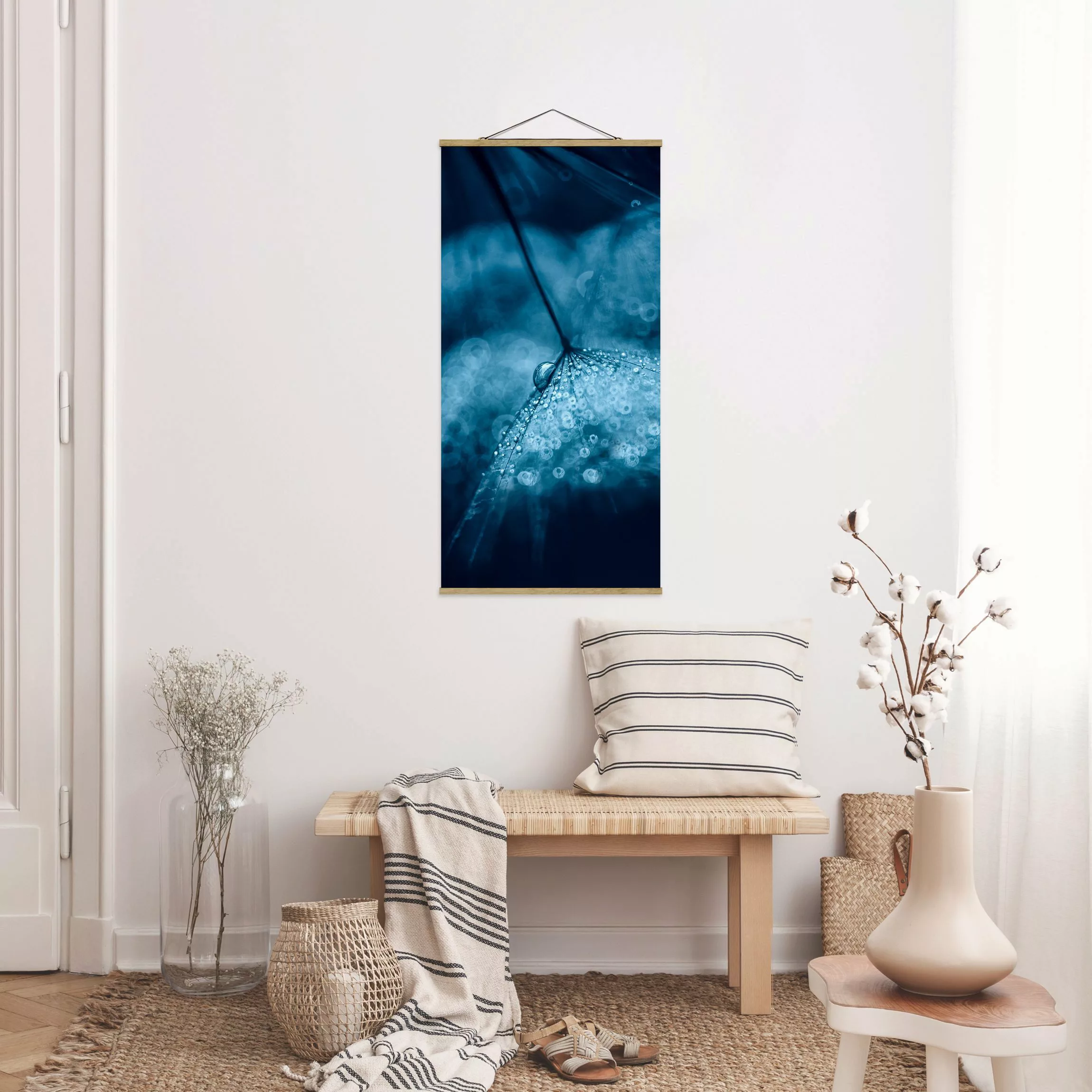Stoffbild Blumen mit Posterleisten - Hochformat Blaue Pusteblume im Regen günstig online kaufen