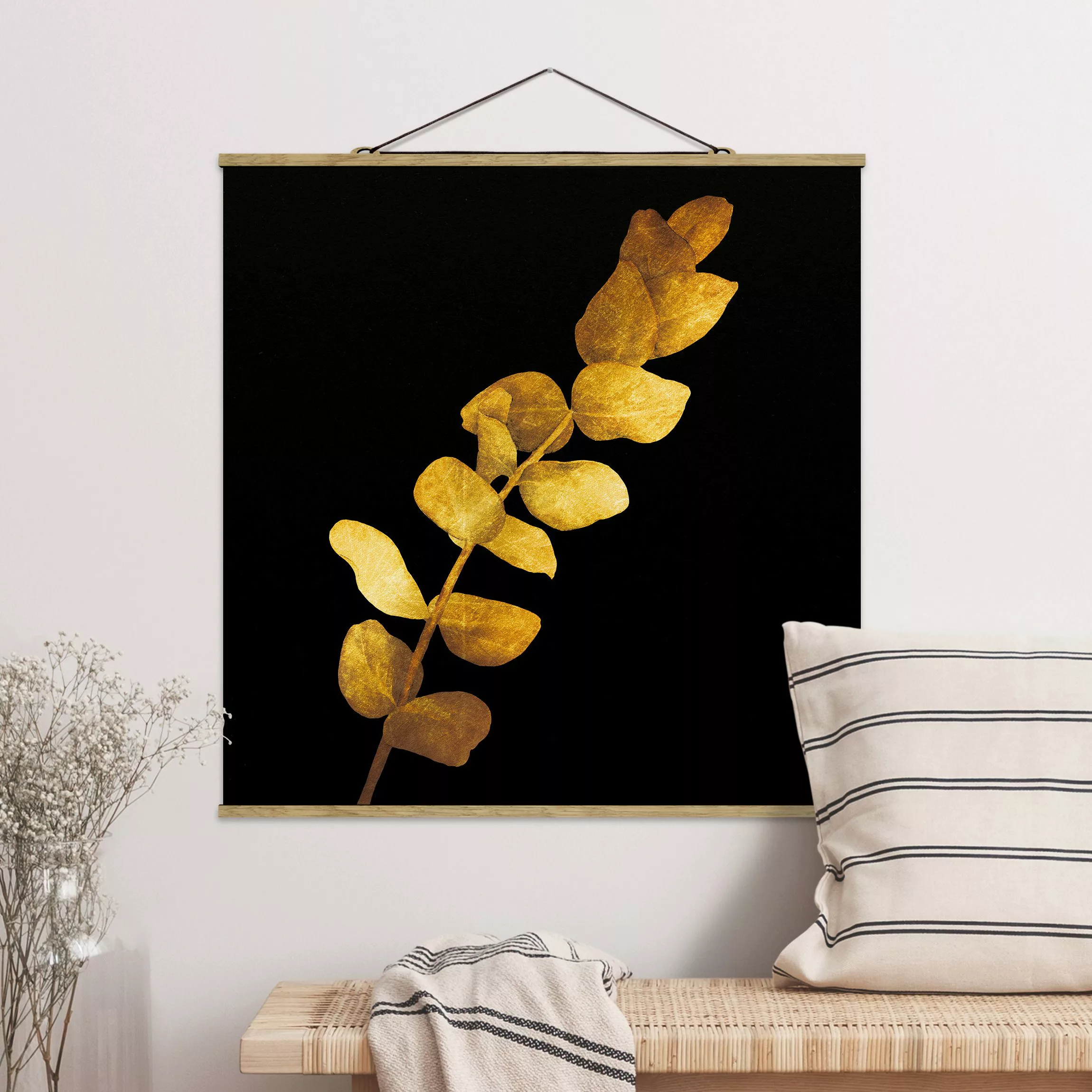 Stoffbild Blumen mit Posterleisten - Quadrat Gold - Eukalyptus auf Schwarz günstig online kaufen