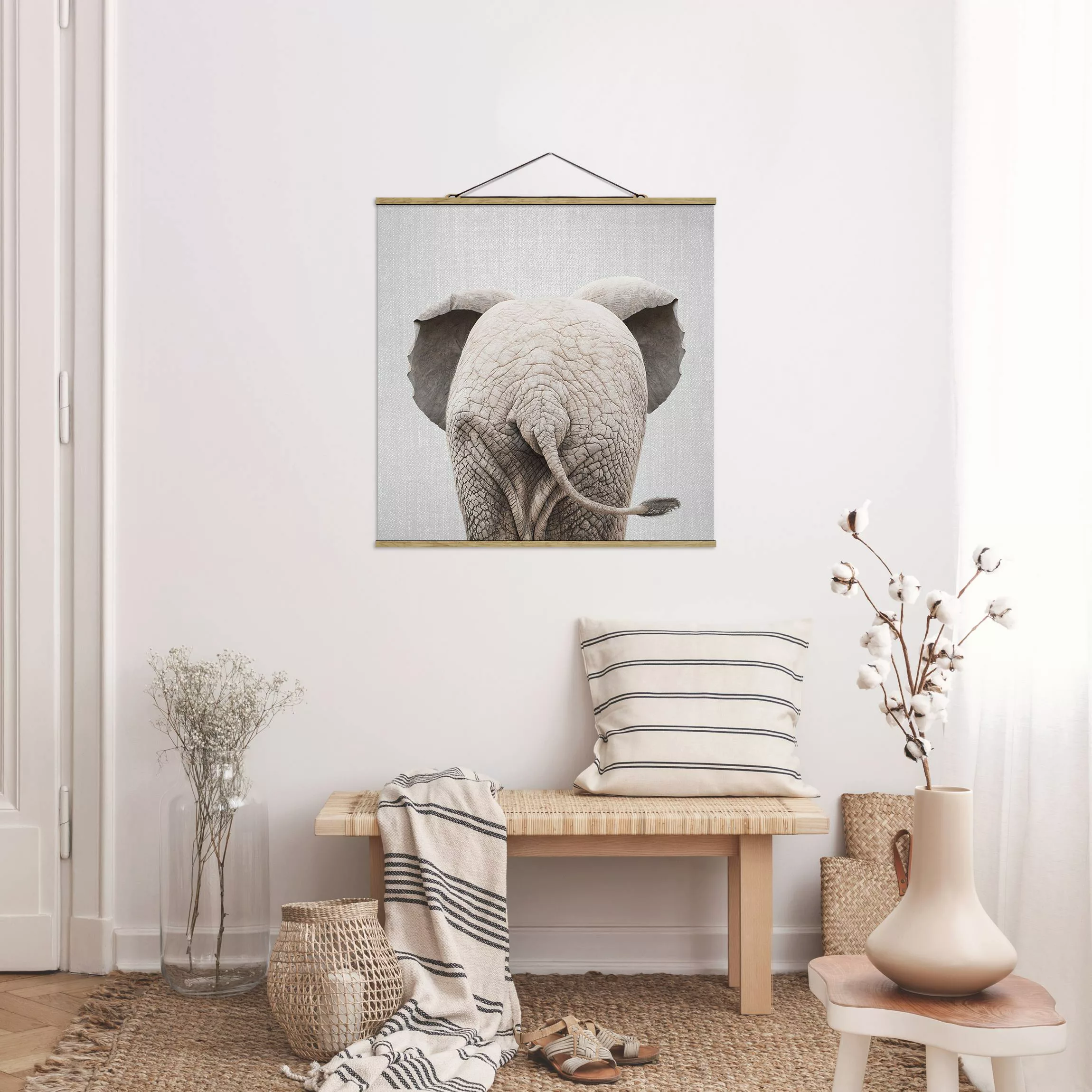 Stoffbild mit Posterleisten Baby Elefant von hinten günstig online kaufen