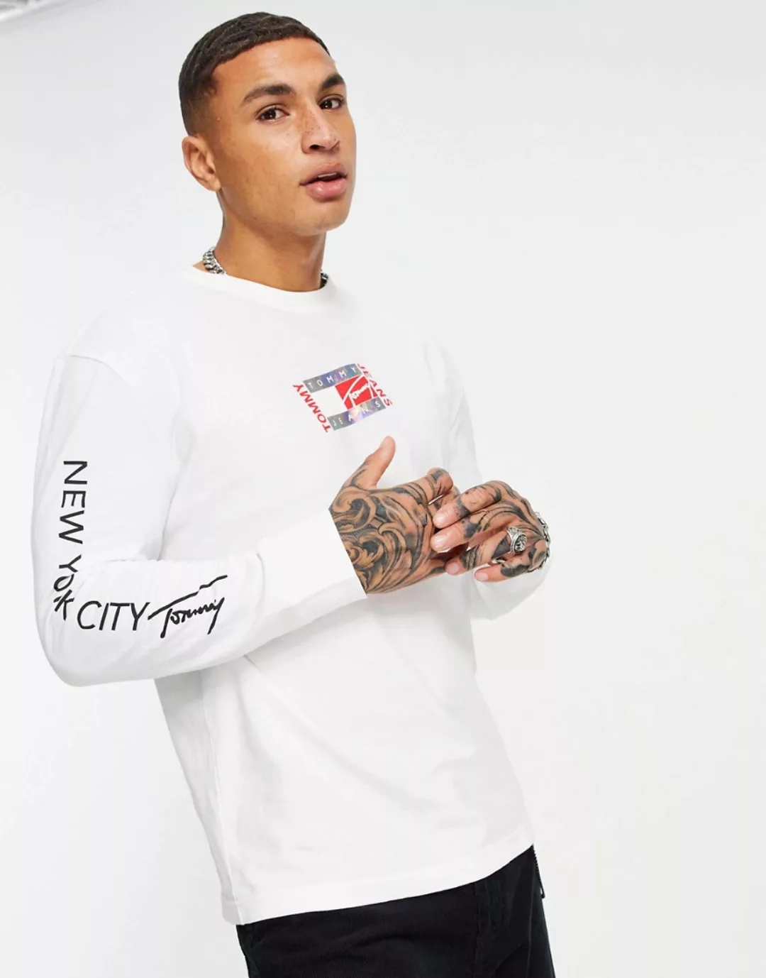 Tommy Jeans – Langärmliges Oberteil in Weiß mit kleinem, mittigem Box-Flagg günstig online kaufen