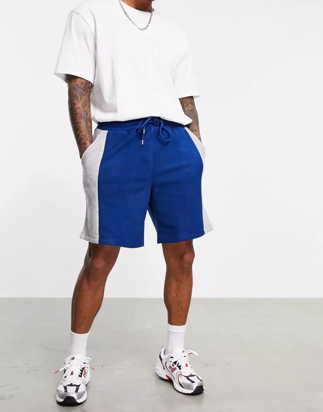 ASOS DESIGN – Legere Shorts aus Polarfleece mit seitlichen Streifen-Blau günstig online kaufen