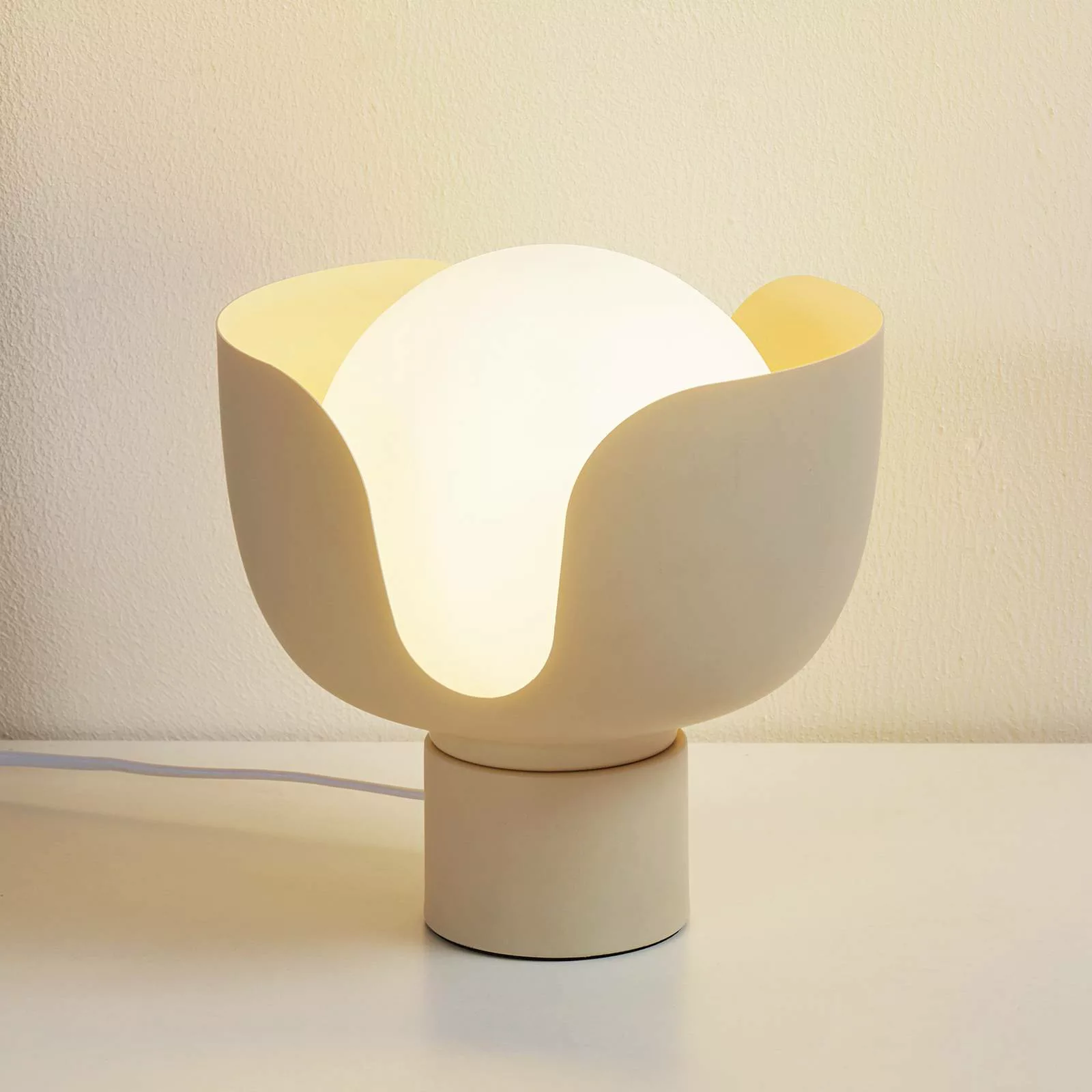 Lindby Tischleuchte Fiora, beige, Glas, Metall, Ø 20 cm günstig online kaufen