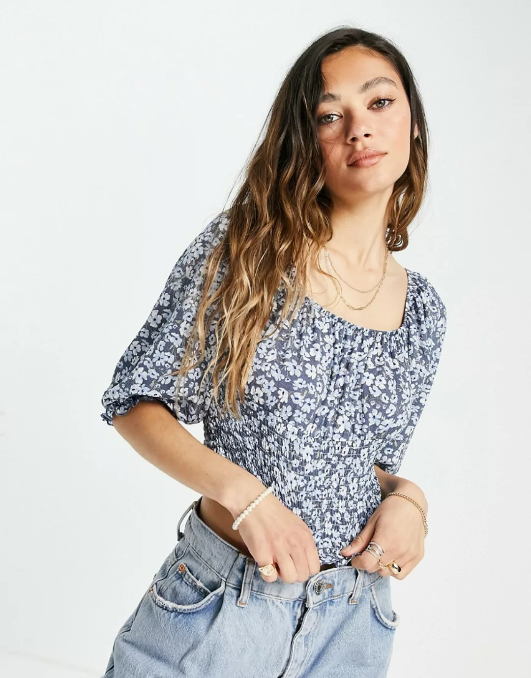 Only – Kurz geschnittene Bluse mit geraffter Taille, 3/4-Ärmeln und Blumenm günstig online kaufen