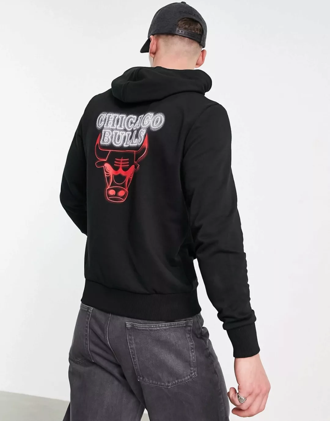 New Era – Chicago Bulls – Kapuzenpullover in Schwarz mit Neon-Aufdruck günstig online kaufen