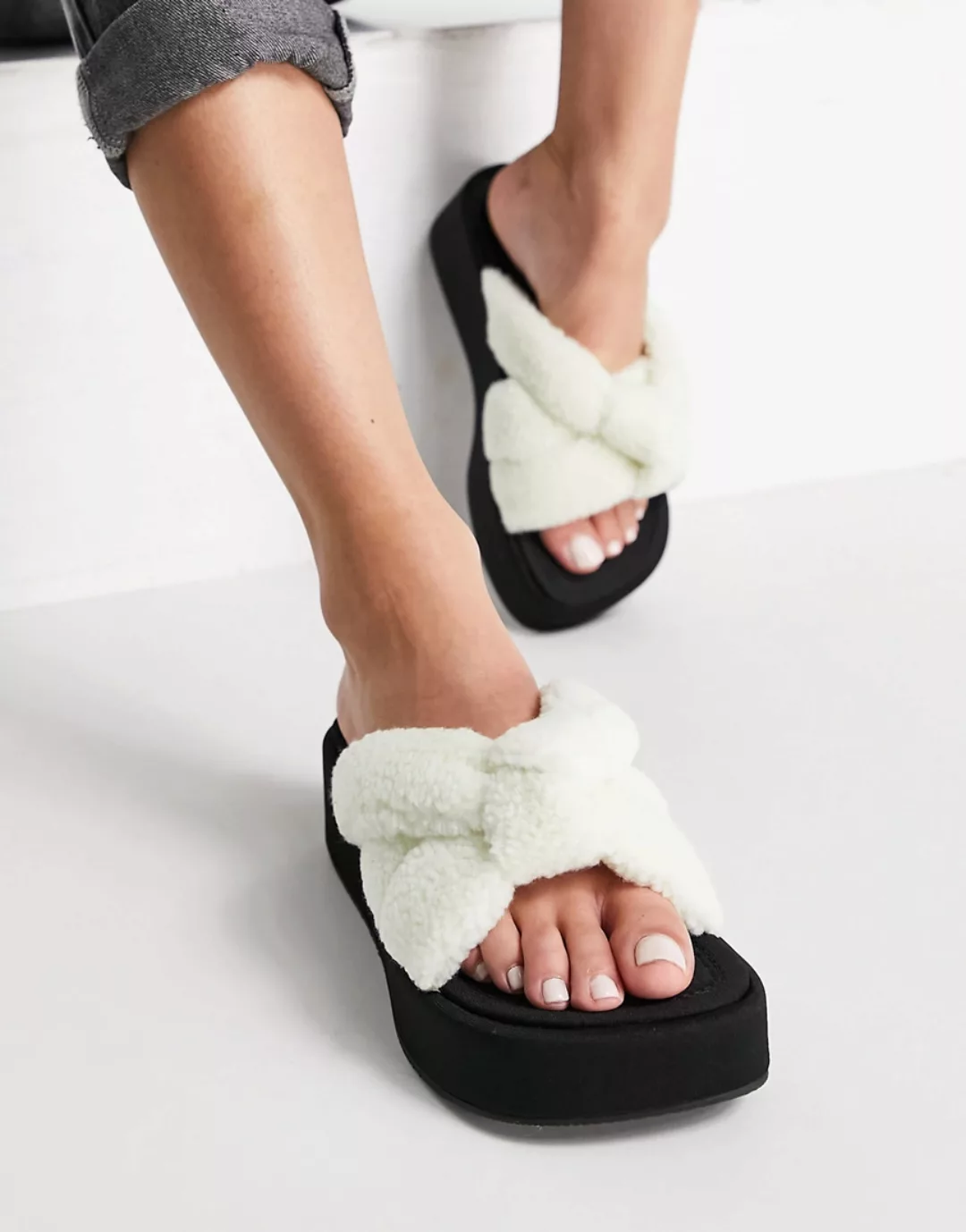 ASOS DESIGN – Tally – Gepolsterte flache Sandalen aus Teddyfell in Creme mi günstig online kaufen