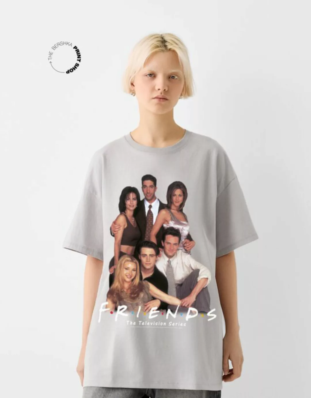 Bershka Oversize-T-Shirt Mit Kurzen Ärmeln Und Friends-Print Damen S Grau günstig online kaufen