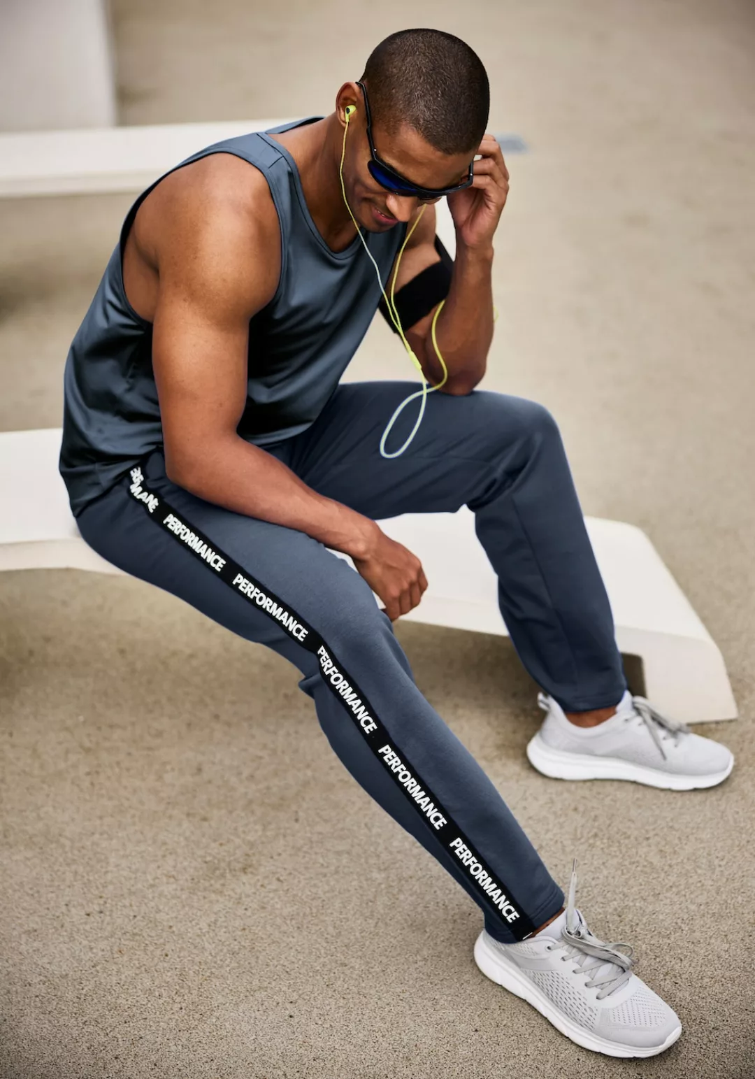 Le Jogger Performance Jogginghose, mit Performance-Band an der Seite günstig online kaufen