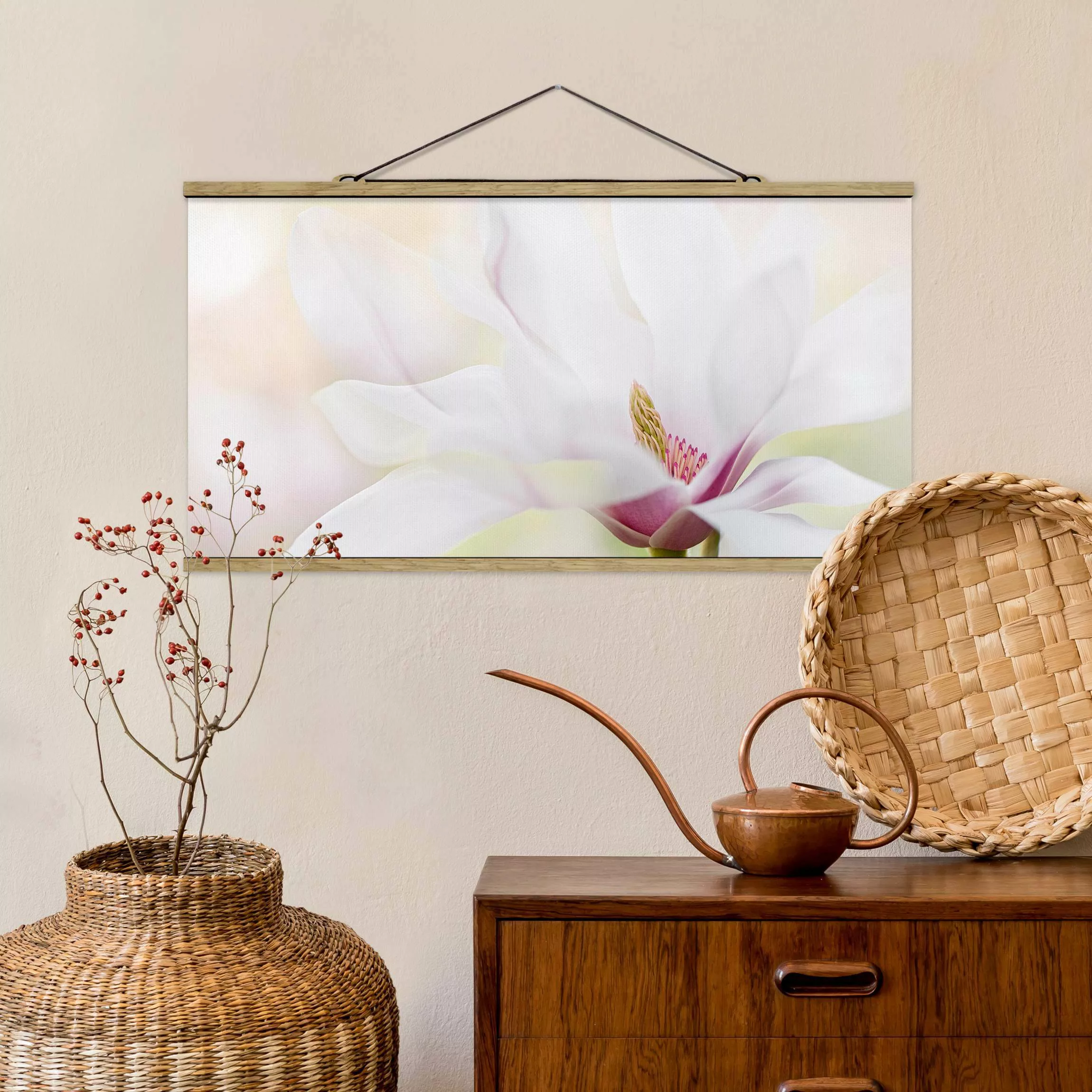 Stoffbild Blumen mit Posterleisten - Querformat Zarte Magnolienblüte günstig online kaufen