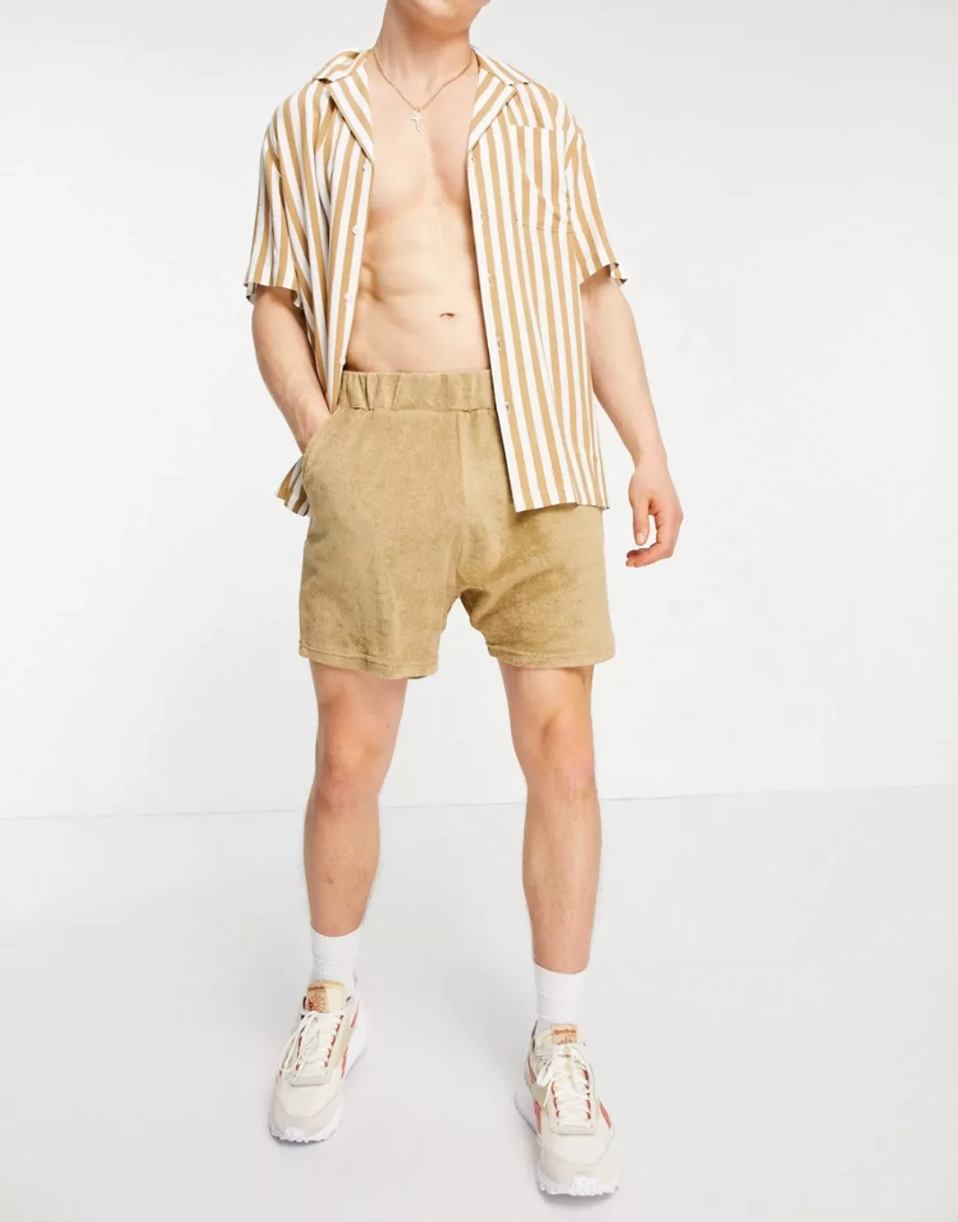 New Look – Frottee-Shorts zum Überziehen in Stein-Neutral günstig online kaufen