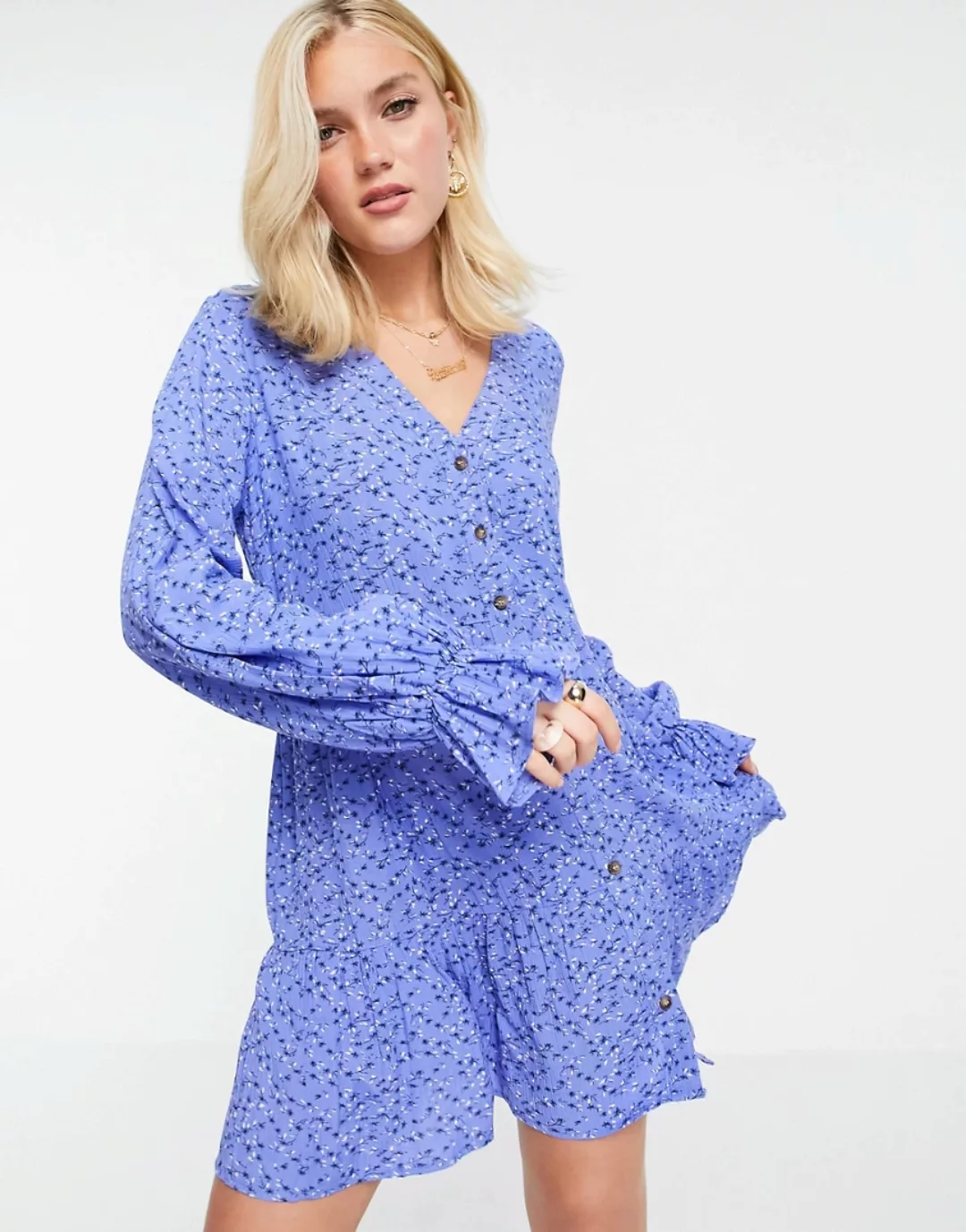 In The Style x Billie Faiers – Mini-Hängerkleid mit Knopfdetail in blau mit günstig online kaufen