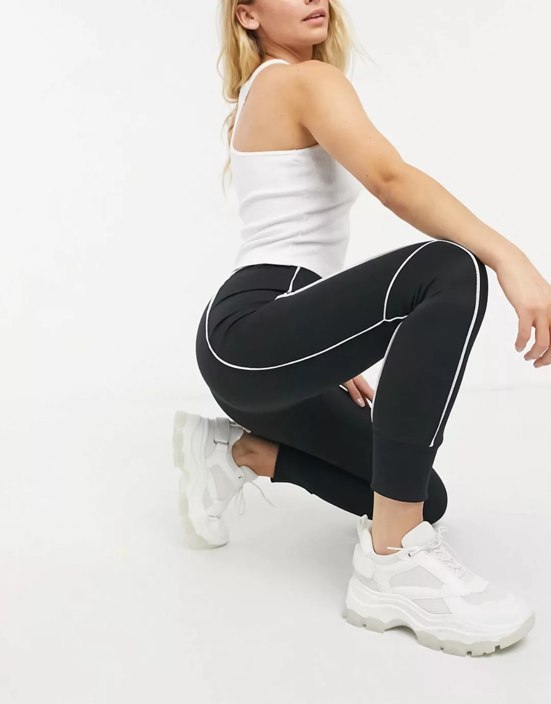 Lasula – Leggings mit Kontrasteinsatz in Schwarz günstig online kaufen