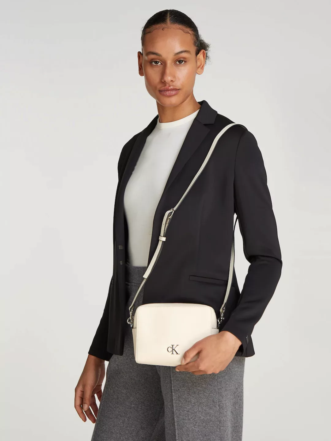 Calvin Klein Jeans Umhängetasche "MINIMAL MONOGRAM CAMERA BAG" günstig online kaufen