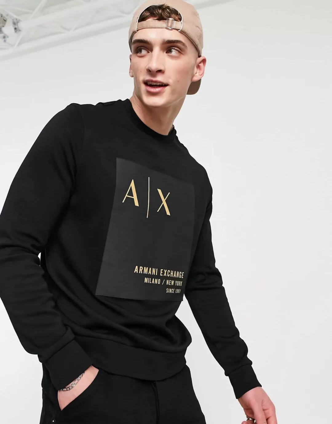 Armani Exchange – Sweatshirt in Schwarz mit Logo-Aufnäher günstig online kaufen