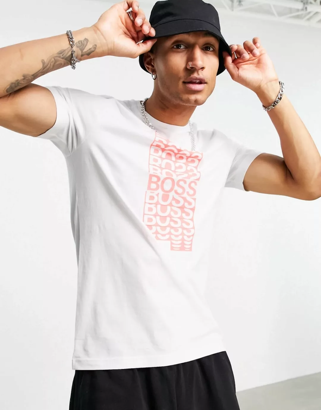 BOSS – Athleisure Tee 1 – T-Shirt mit mehrfachem Logoprint in Weiß/Rot günstig online kaufen