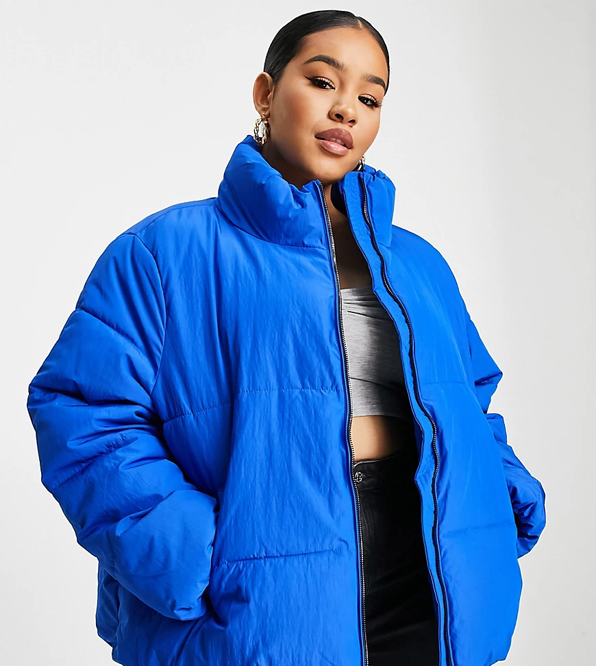 Only Curve – Kurze, wattierte Jacke in Blau günstig online kaufen