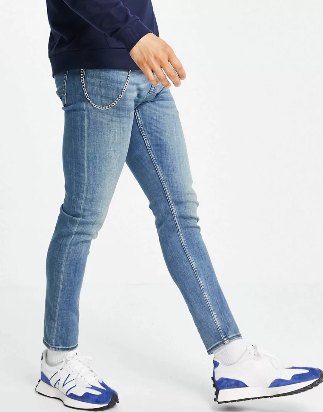 New Look – Enge Jeans mit Kette in mittelblauer Waschung günstig online kaufen