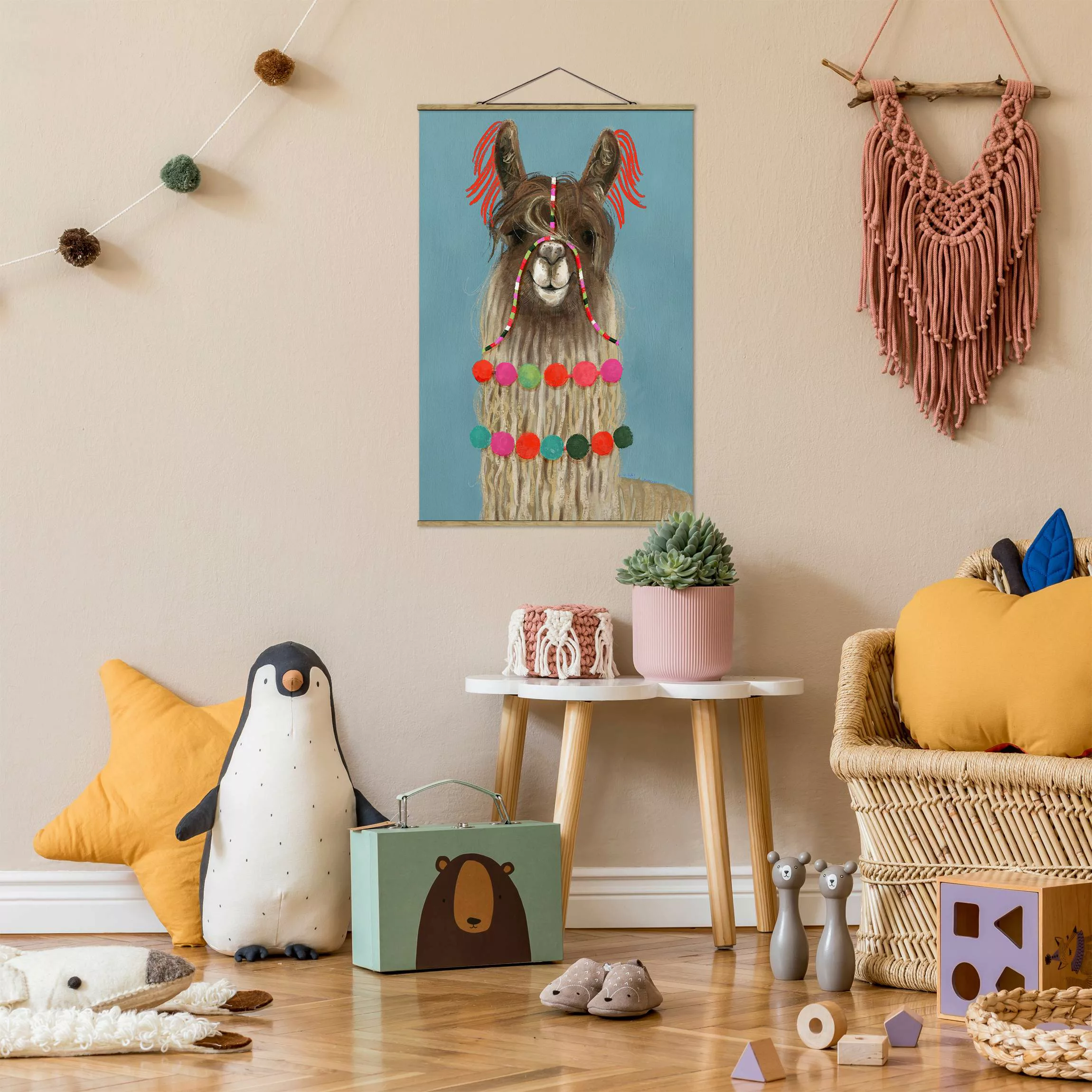 Stoffbild Tiere mit Posterleisten - Hochformat Lama mit Schmuck I günstig online kaufen