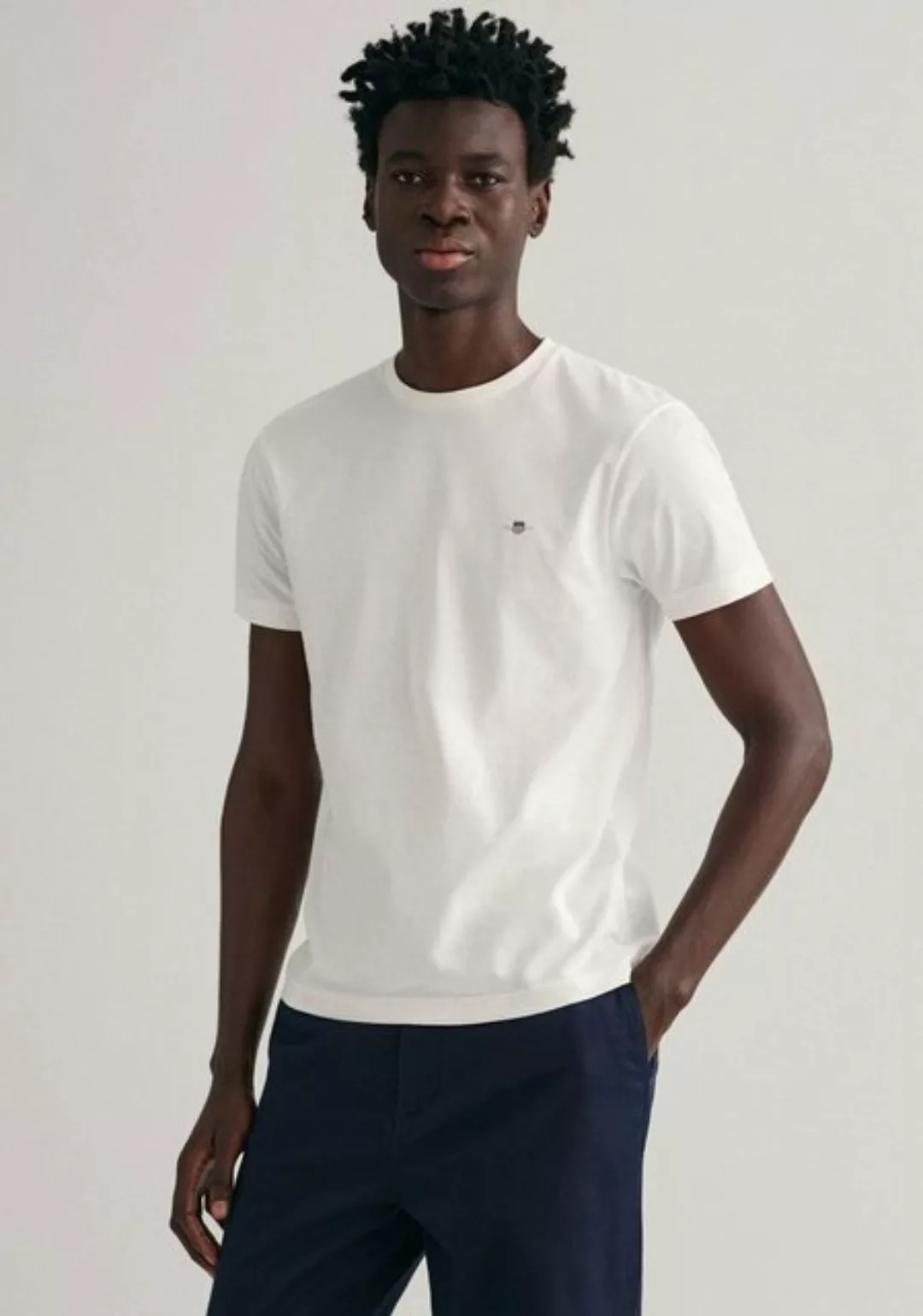 Gant T-Shirt "SLIM SHIELD V-NECK T-SHIRT", mit einer kleinen Logostickerei günstig online kaufen