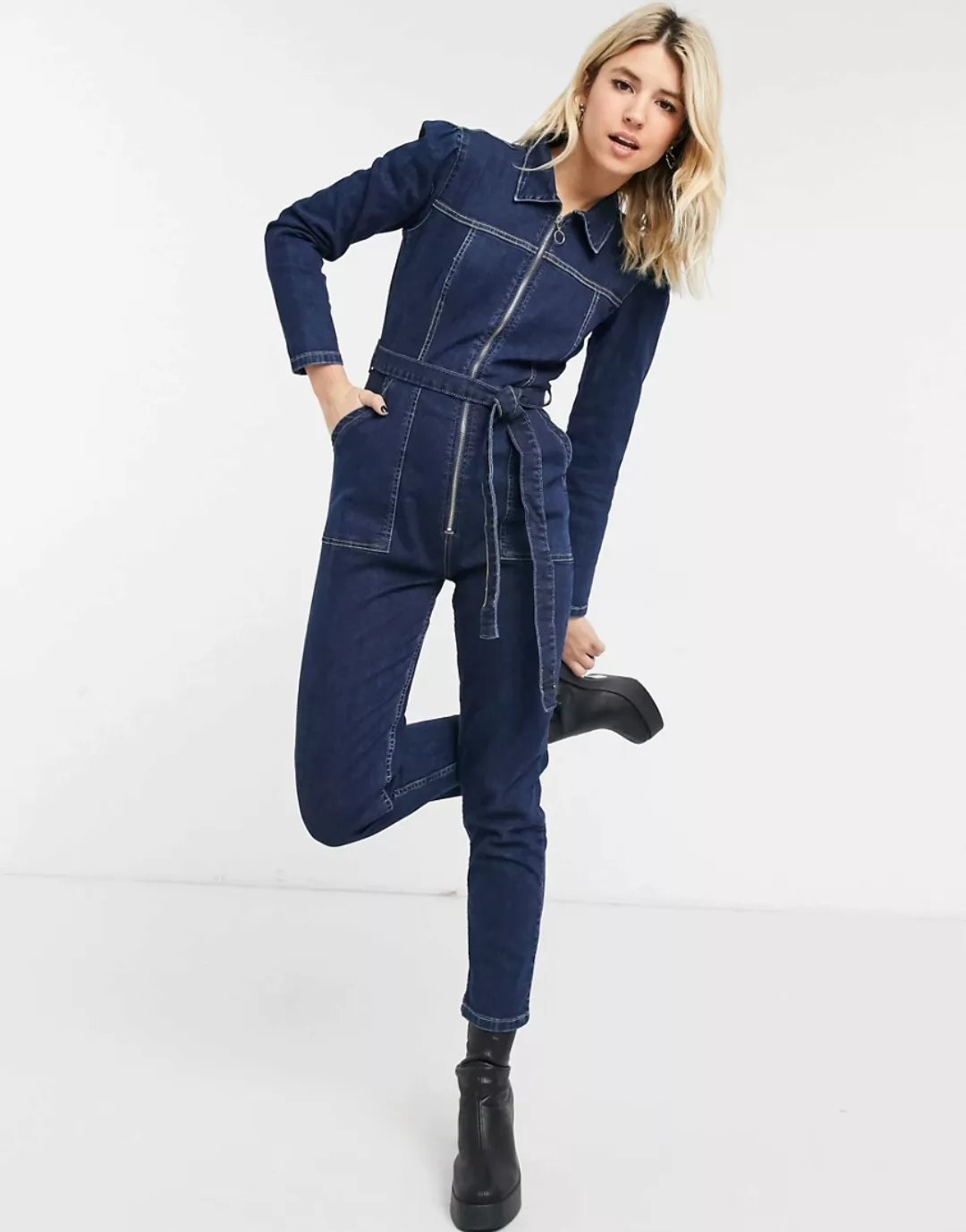 Urban Bliss – Jumpsuit mit Reißverschluss vorne und Taillenband in mittlere günstig online kaufen