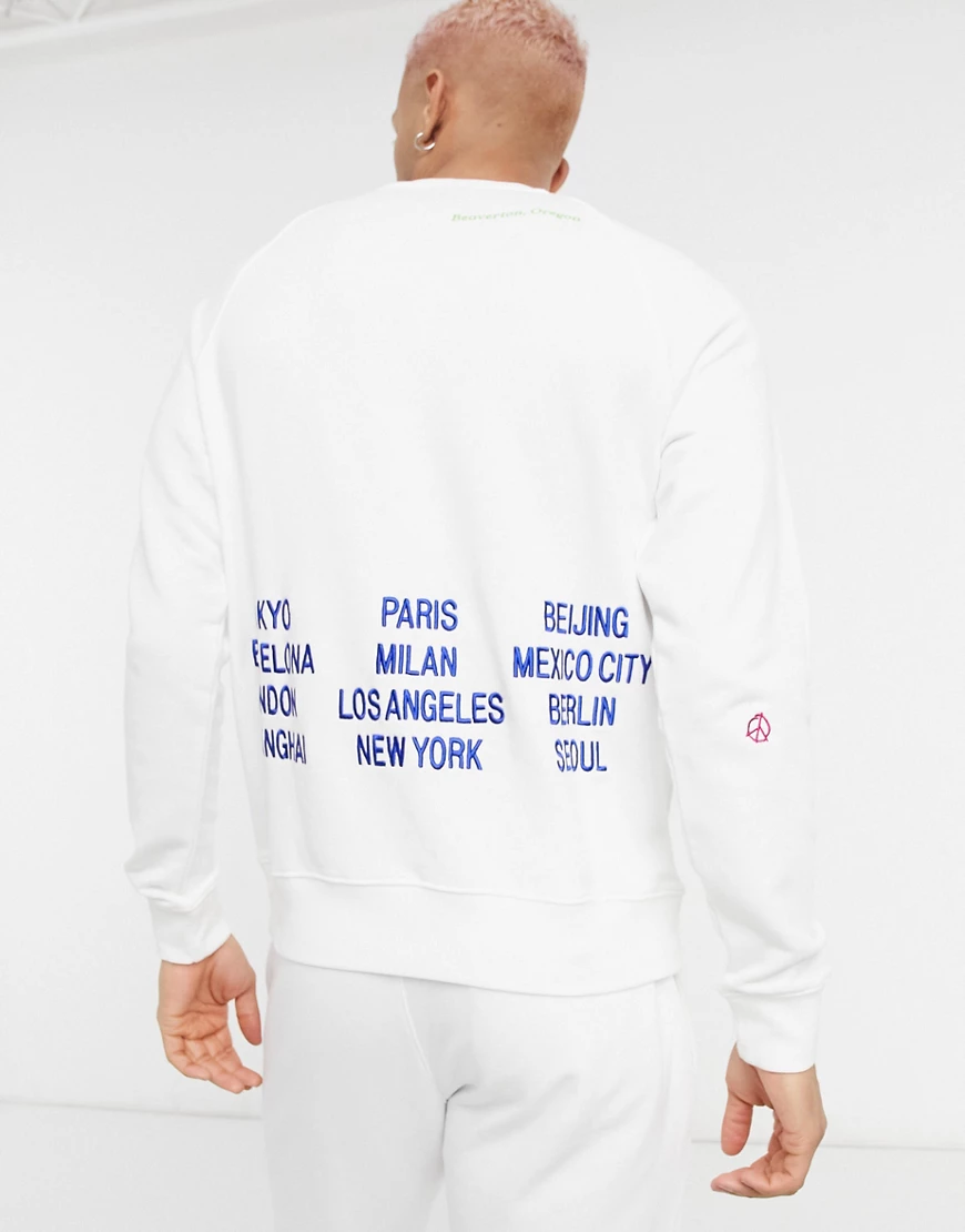 Nike – World Tour Pack – Sweatshirt mit Rundhalsausschnitt und Grafik in We günstig online kaufen