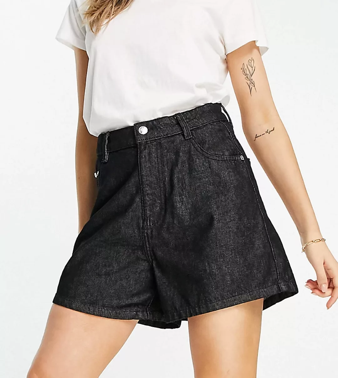 Wednesday's Girl – Mom-Shorts aus Denim in schwarzer Waschung mit hohem Bun günstig online kaufen