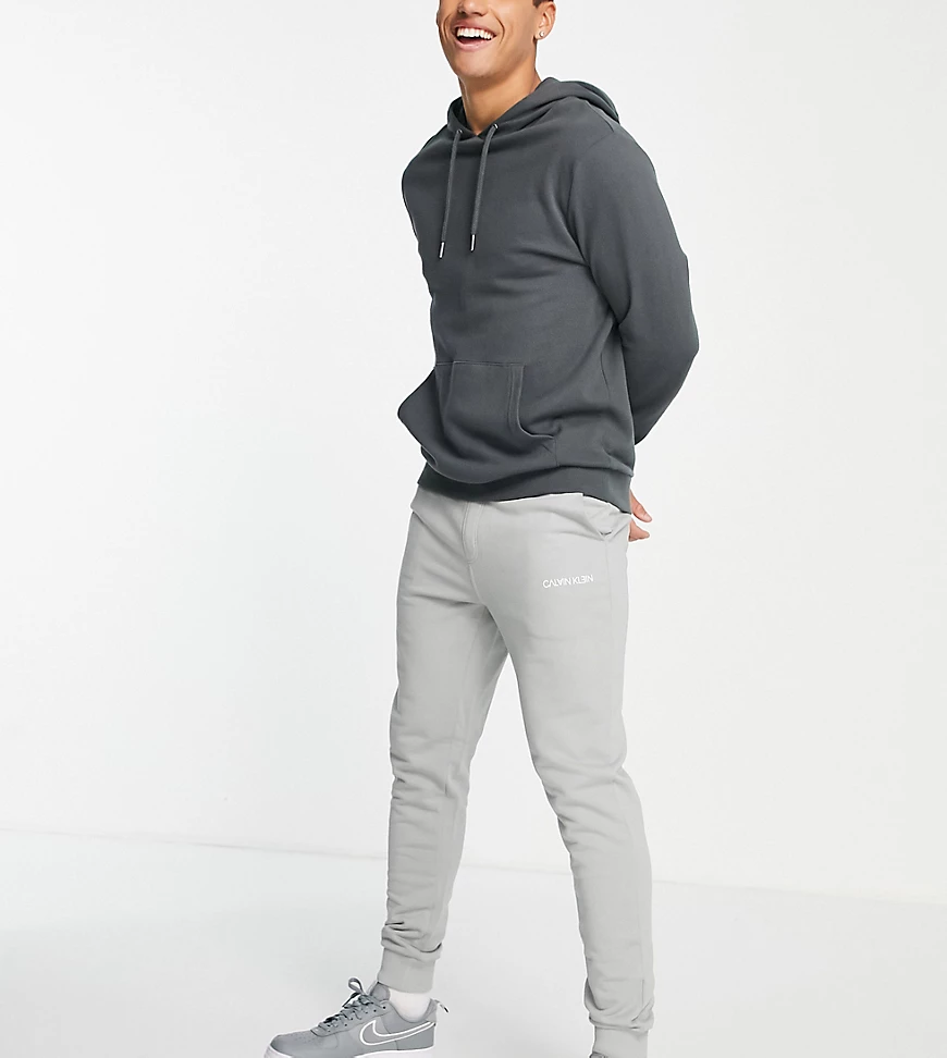 Calvin Klein – ASOS Exclusive – Jogginghose in Grau mit spiegelverkehrtem L günstig online kaufen