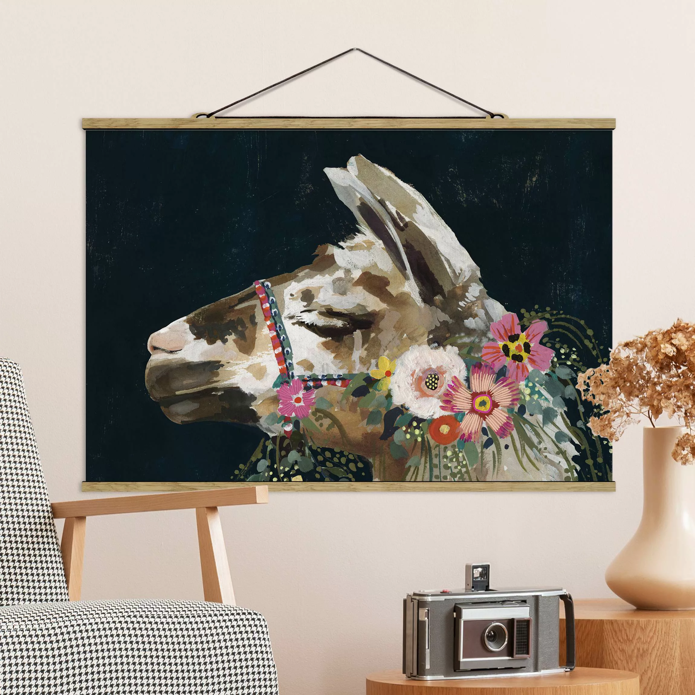 Stoffbild Tiere mit Posterleisten - Querformat Lama mit Blumenschmuck II günstig online kaufen