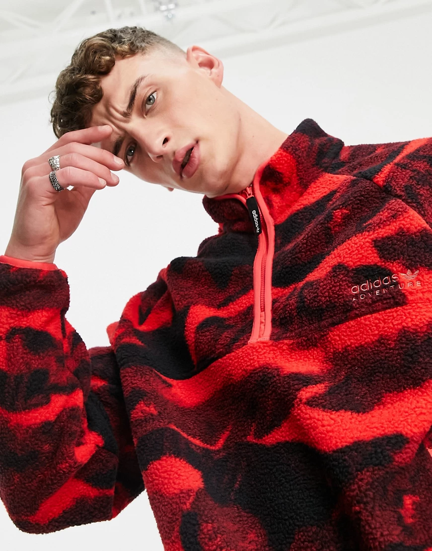 adidas Originals – Adventure – Fleece-Pullover in Rot mit Bergprint und kur günstig online kaufen