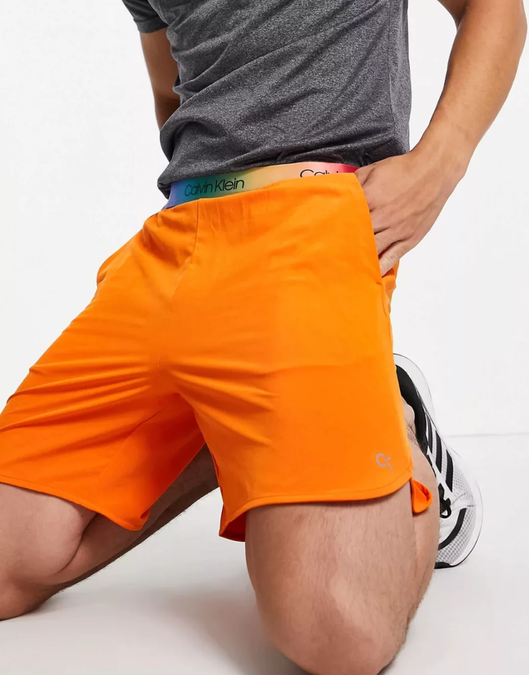 Calvin Klein Performance – Pride Capsule – Gewebte Shorts in knalligem Oran günstig online kaufen