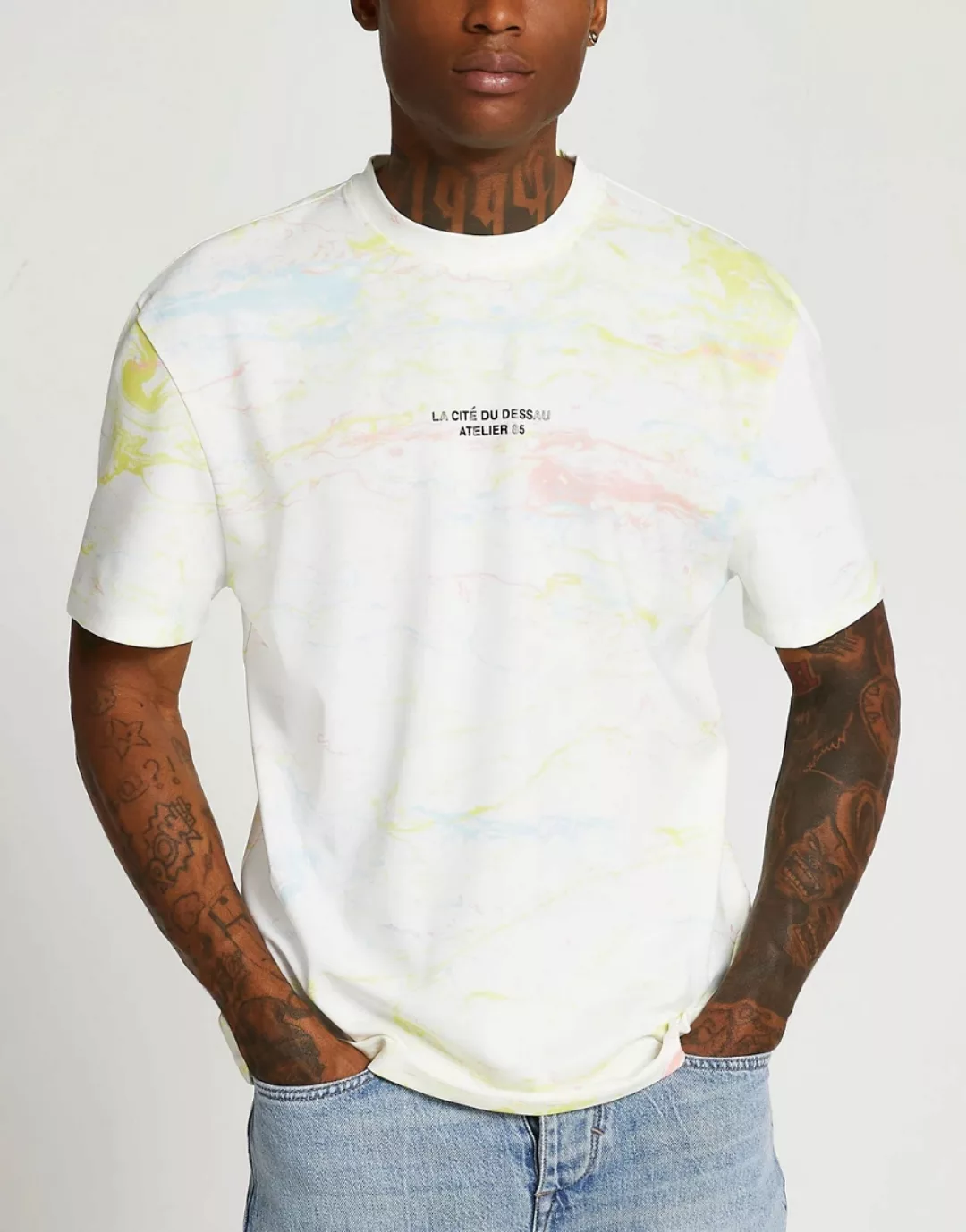 River Island – Regulär geschnittenes T-Shirt in Weiß mit marmorierter Optik günstig online kaufen