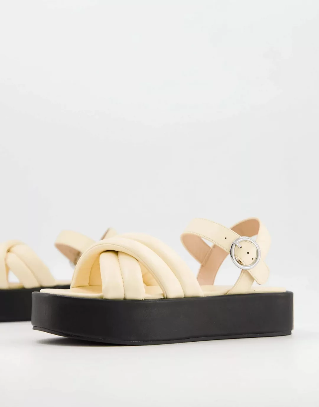 Public Desire – Kelsi – Sandalen mit dicker Plateausohle in Vanille-Weiß günstig online kaufen
