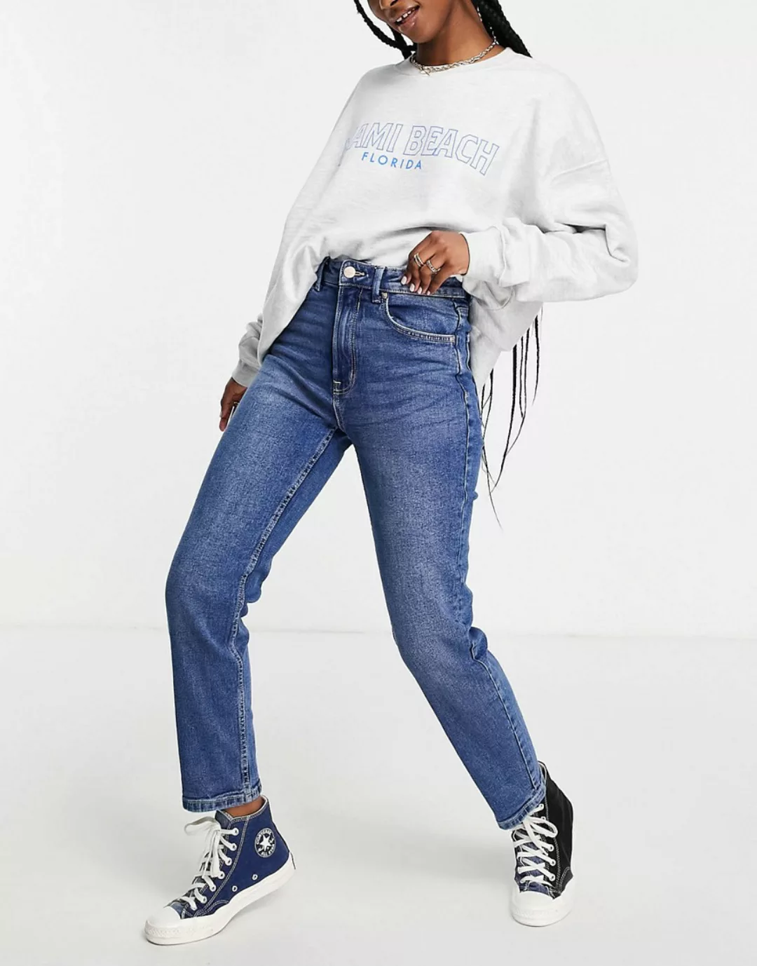 Stradivarius – Schmal geschnittene Mom-Jeans mit Stretchanteil in authentis günstig online kaufen