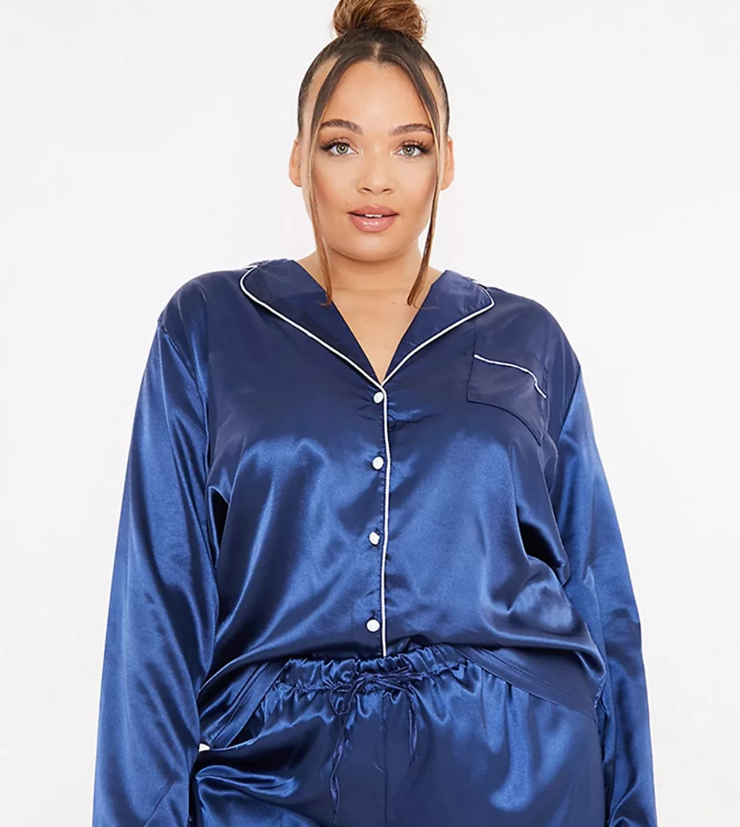 In The Style Plus x Lorna Luxe – Pyjamaoberteil aus marineblauem Satin mit günstig online kaufen