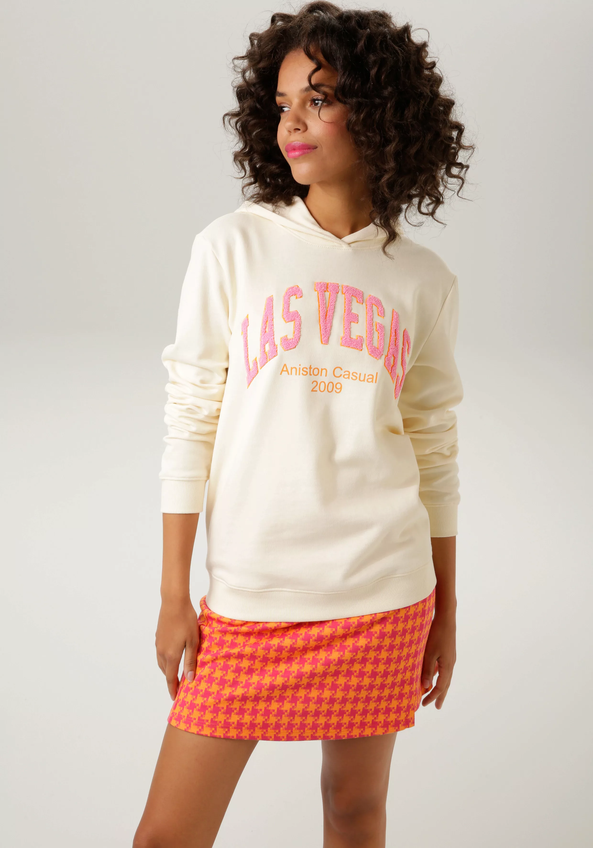 Aniston CASUAL Sweatshirt, mit aufgestickter "LAS VEGAS"-Applikation günstig online kaufen