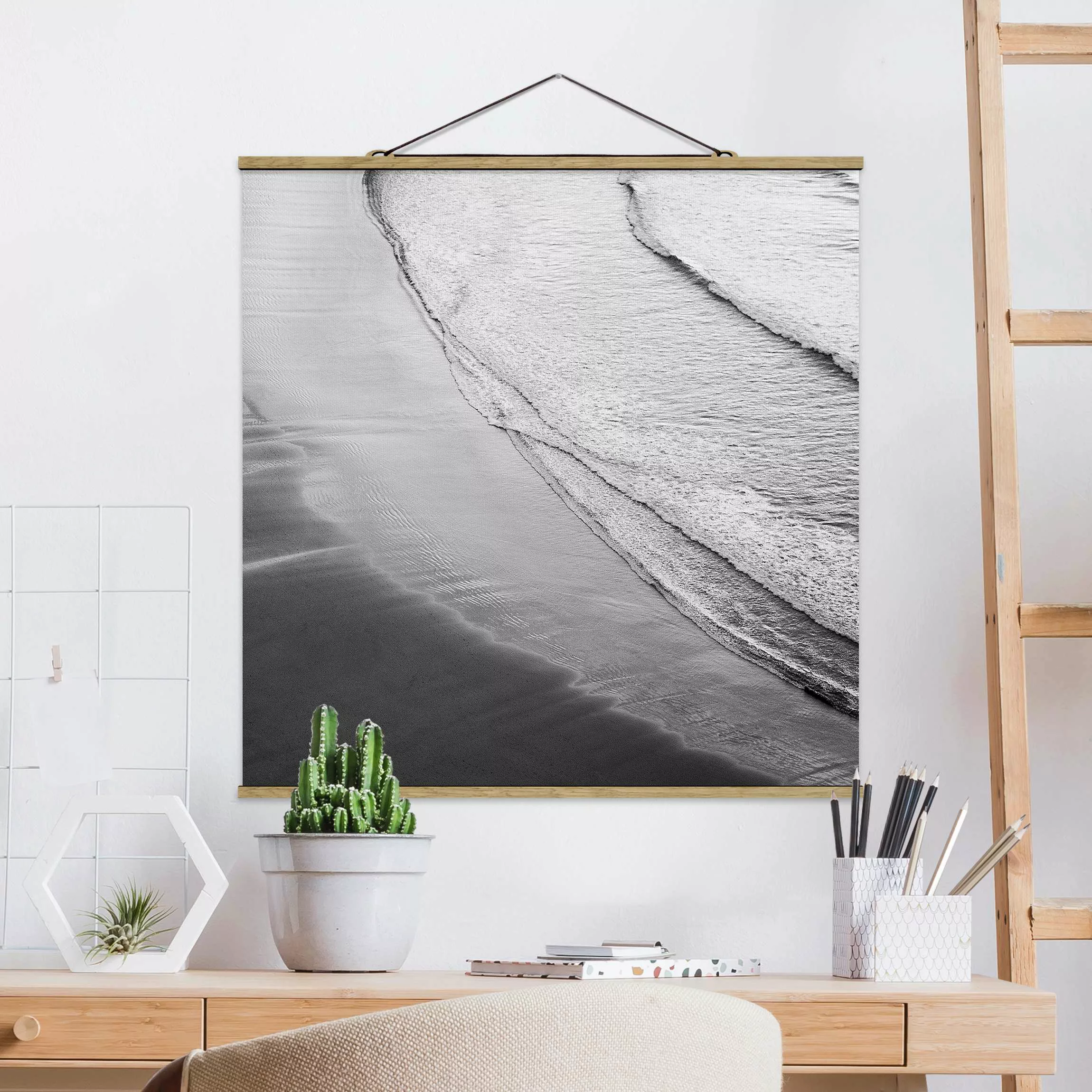 Stoffbild mit Posterleisten Leichter Wellengang am Strand Schwarz Weiß günstig online kaufen