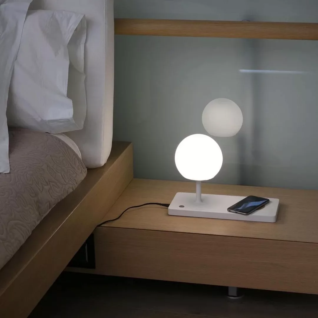 LED Tischleuchte Niko in Weiß mit Handy Ladestation mit Glasschrim günstig online kaufen