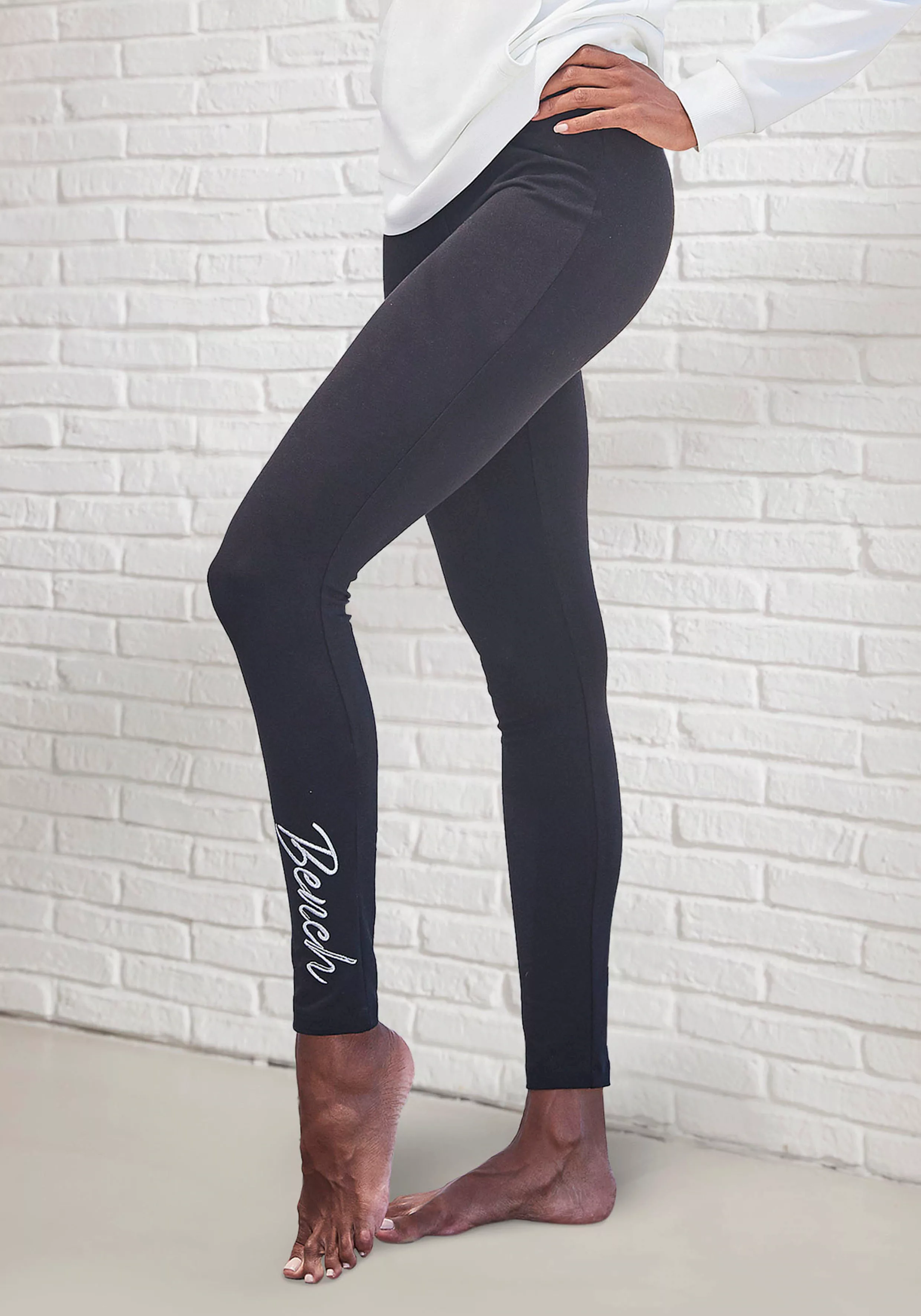 Bench. Loungewear Leggings mit glänzender Logostickerei günstig online kaufen