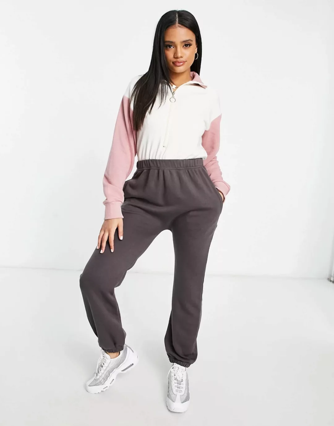 I Saw It First – Jumpsuit mit hohem Kragen und Farbblock-Design in Anthrazi günstig online kaufen