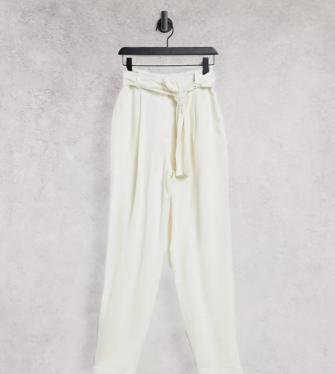 ASOS DESIGN Tall – Schmal zulaufende Leinenhose in Creme mit Gürtel-Weiß günstig online kaufen