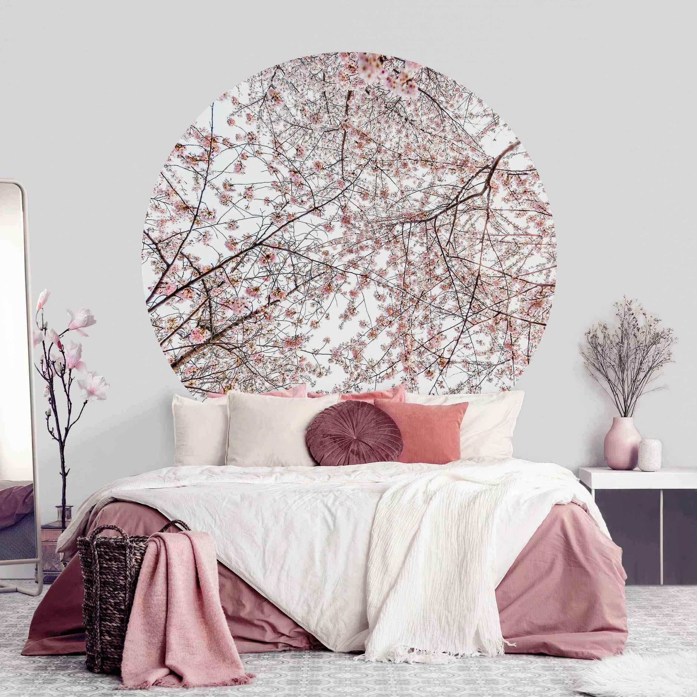 Runde Tapete selbstklebend Blick in Kirschblütenzweige günstig online kaufen