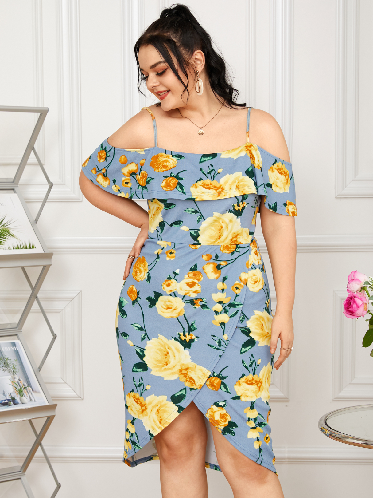 YOINS Plus Size Cold Shoulder Blumendruck Abgestuftes Design Halbarm Kleid günstig online kaufen