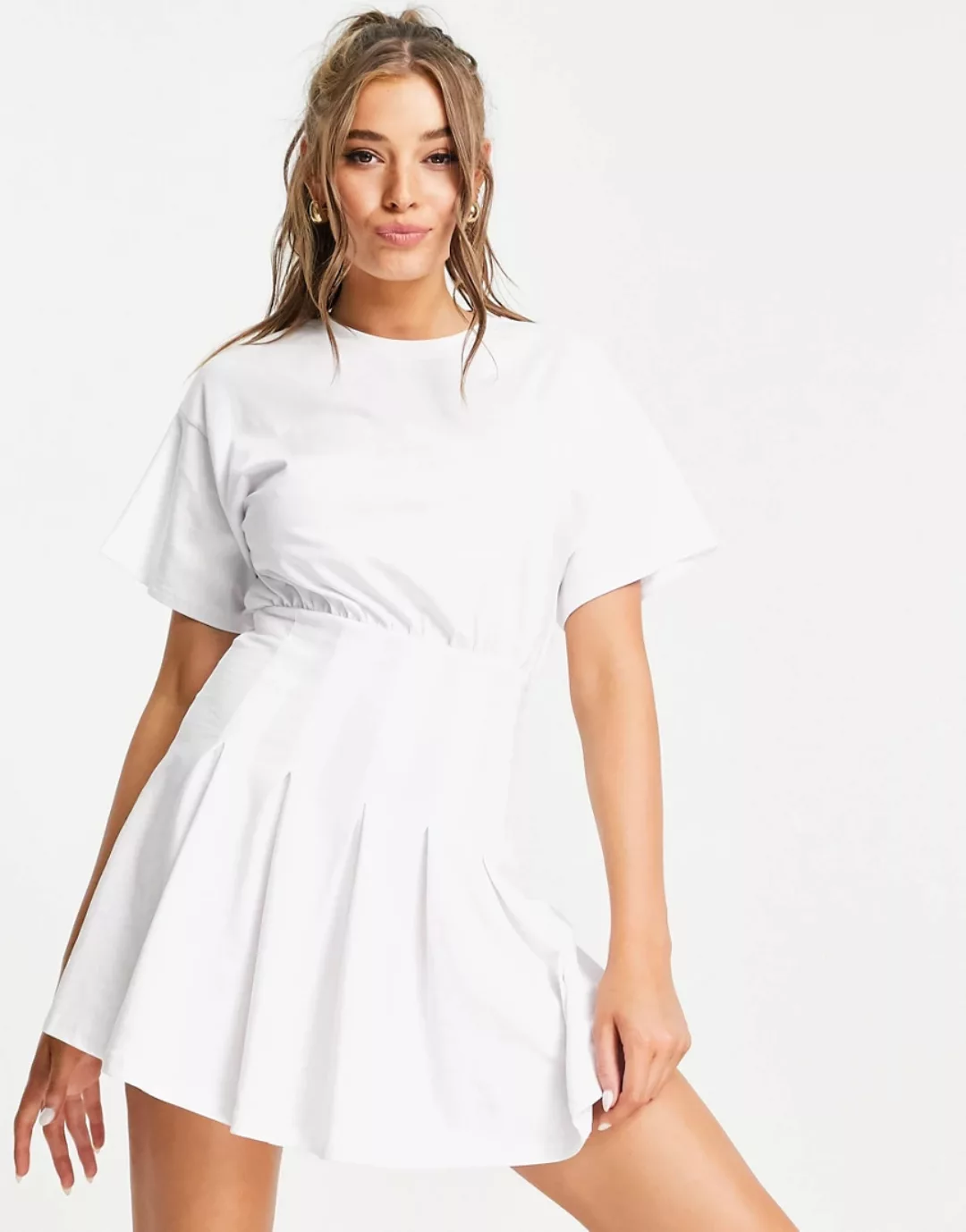 ASOS DESIGN – Mini-T-Shirt-Kleid mit Tennisrock in Weiß günstig online kaufen