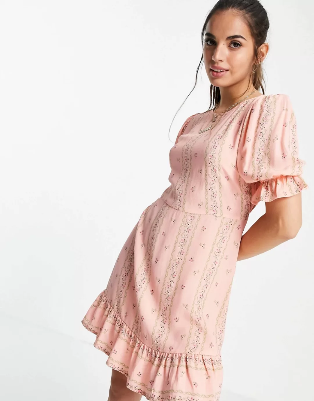 Miss Selfridge – Ausgestelltes Minikleid mit Rüschensaum und geblümtem Tape günstig online kaufen