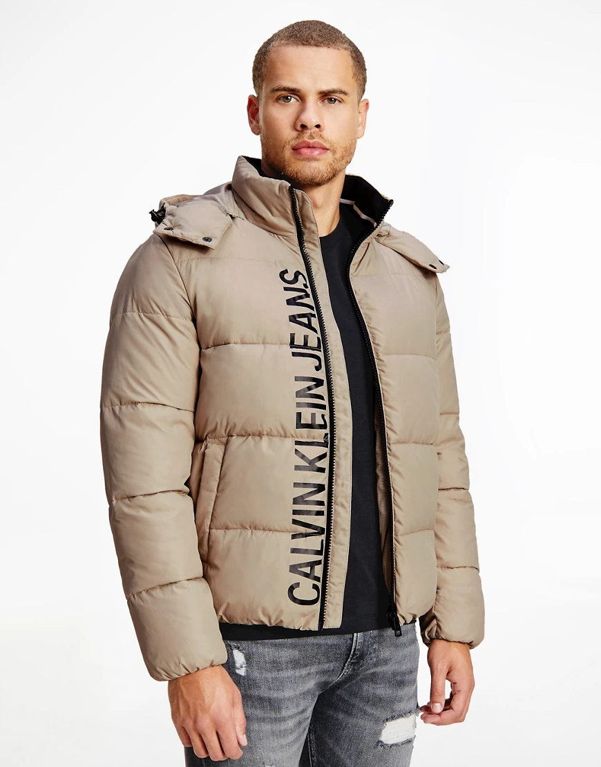 Calvin Klein Jeans – Essential – Steppjacke in Stein mit vertikalem Logo-Ne günstig online kaufen