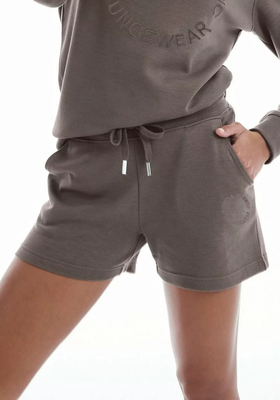 Bench. Loungewear Sweatshorts mit Logostickerei und seitlichen Taschen, Lou günstig online kaufen