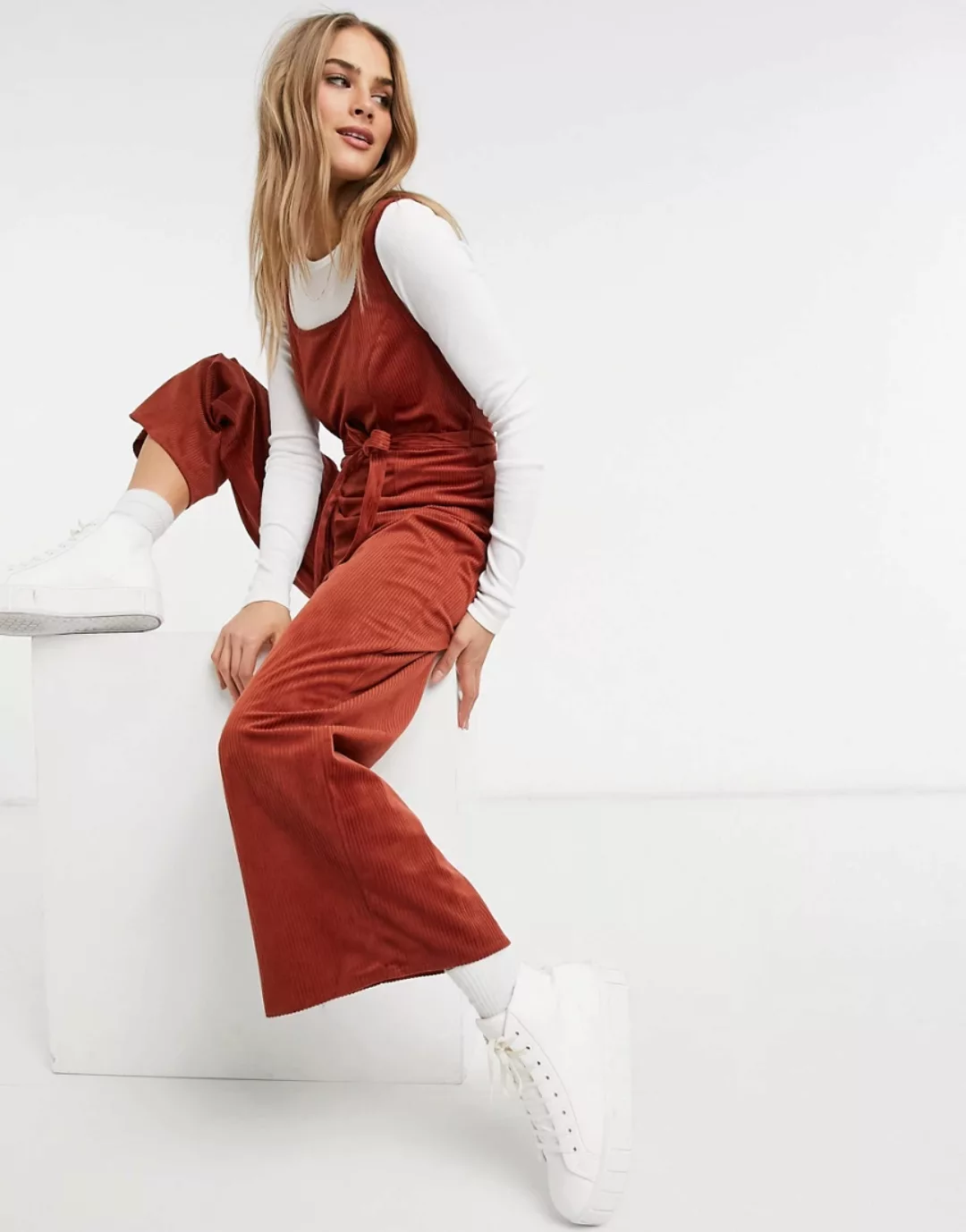ASOS DESIGN – Cord-Jumpsuit mit eckigem Ausschnitt und Taillenschnürung in günstig online kaufen